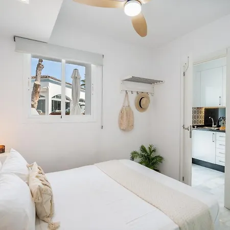 Dom wakacyjny Casa Hibiscus - & - Indoor Pool - Jacuzzi - Cabopino Marbella